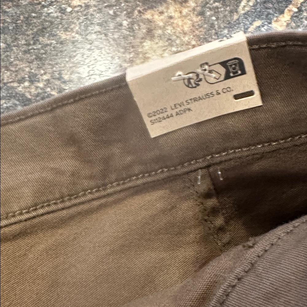 Levi's Dark Brown Women's Cargo Shorts - Picture 7 of 7